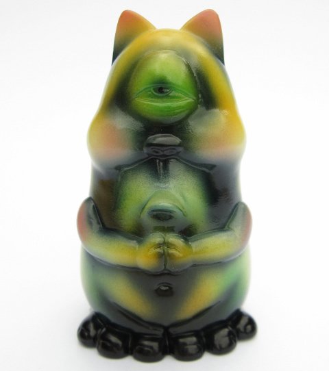 Fortune Cat figure by Atom A. Amaresura, produced by Realxhead. Front view.