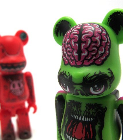 ZacPac Be@rbrick 100% figure by Maxx242, produced by Medicom Toy. Detail view.