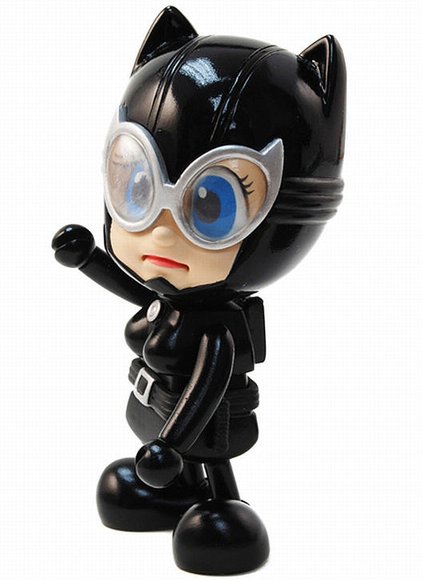 Catwoman figure by Dc Comics, produced by Hot Toys. Side view.