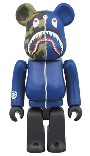 1st CAMO SHARK BE@RBRICK NAVY figure, produced by Medicom Toy. Front view.