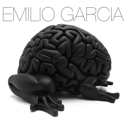 Jumping Brain - Black figure by Emilio Garcia, produced by Toy2R. Side view.
