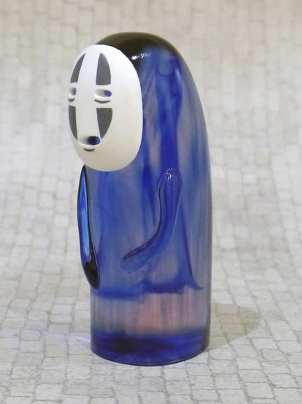 No-Face (Kaonashi) - Smokey Blue figure by Sander Dinkgreve, produced by Flawtoys. Front view.