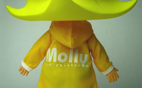 Friendly Molly - Molly in the Rain figure by Kenny Wong, produced by Kennyswork. Detail view.