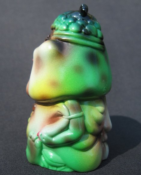 Mini Chaos figure by Atom A. Amaresura, produced by Realxhead. Side view.