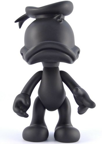 8 Donald Duck - Black figure by Disney, produced by Artoyz Originals. Front view.