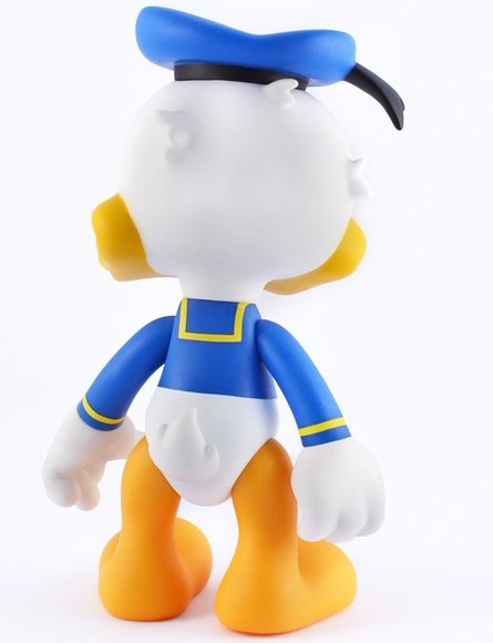 8 Donald Duck - Regular figure by Disney, produced by Artoyz Originals. Back view.