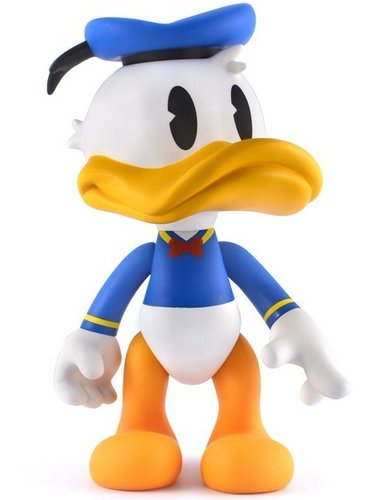 8 Donald Duck - Regular figure by Disney, produced by Artoyz Originals. Front view.