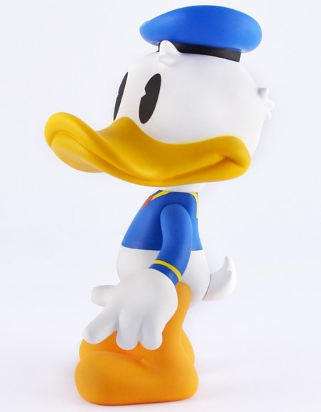 8 Donald Duck - Regular figure by Disney, produced by Artoyz Originals. Side view.