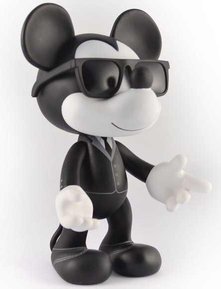 8 Mickey Mouse - Spy figure by Disney, produced by Artoyz Originals. Side view.