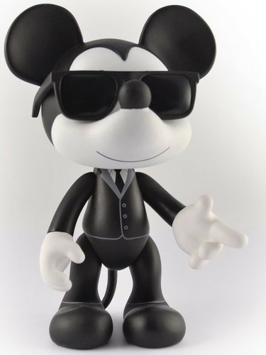 8 Mickey Mouse - Spy figure by Disney, produced by Artoyz Originals. Front view.