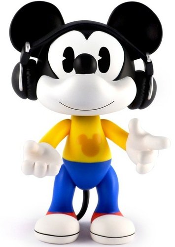 8 Mickey Mouse - Player figure by Disney, produced by Artoyz Originals. Front view.