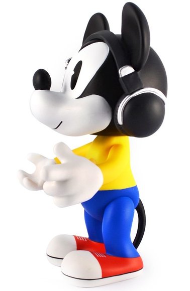 8 Mickey Mouse - Player figure by Disney, produced by Artoyz Originals. Side view.