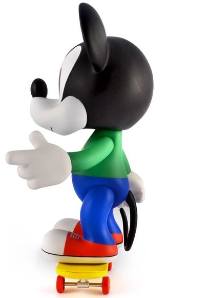 8 Mickey Mouse - Skate figure by Disney, produced by Artoyz Originals. Side view.