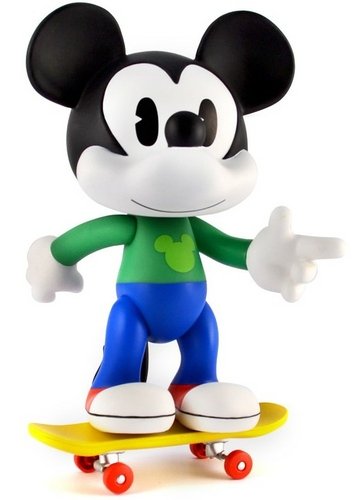 8 Mickey Mouse - Skate figure by Disney, produced by Artoyz Originals. Front view.