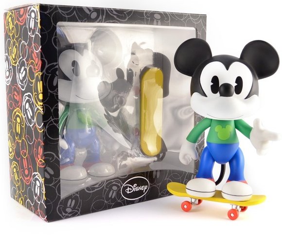 8 Mickey Mouse - Skate figure by Disney, produced by Artoyz Originals. Packaging.