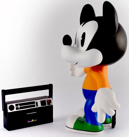 8 Mickey Mouse - Stereo figure by Disney, produced by Artoyz Originals. Side view.