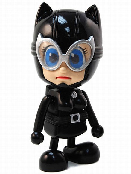 Catwoman figure by Dc Comics, produced by Hot Toys. Front view.