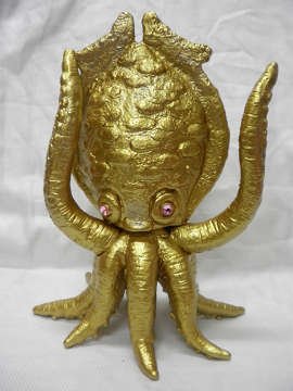 Gezora (ゲゾラ) - Gold figure by Yuji Nishimura, produced by M1Go. Front view.