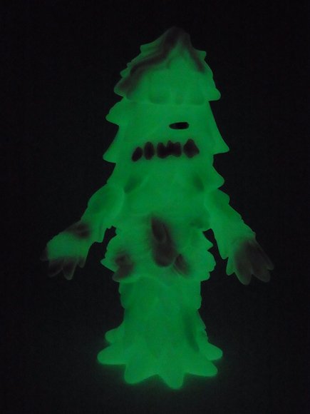 Toxic Conifer figure by Kiyoka Ikeda, produced by Gargamel. Front view.