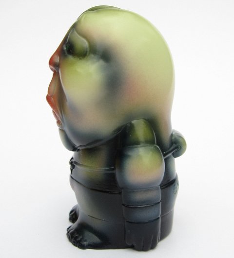 Hone Borg Boy figure by Atom A. Amaresura, produced by Realxhead. Side view.