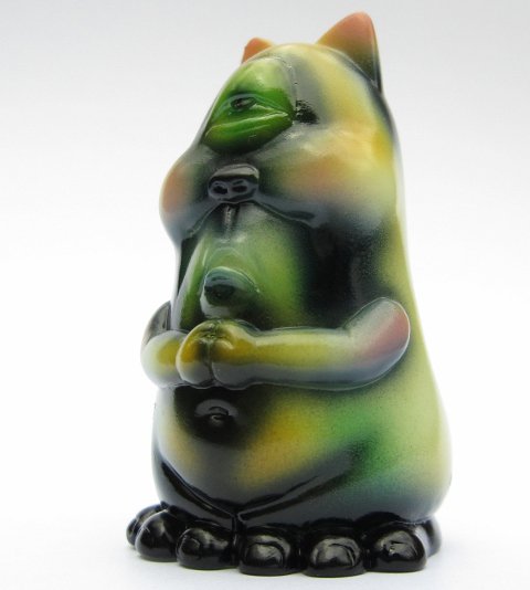 Fortune Cat figure by Atom A. Amaresura, produced by Realxhead. Side view.