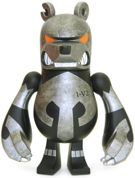 KnuckleBear （ナックルベア） - Iron figure by Touma, produced by Wonderwall. Front view.