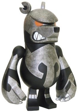 KnuckleBear （ナックルベア） - Iron figure by Touma, produced by Wonderwall. Side view.