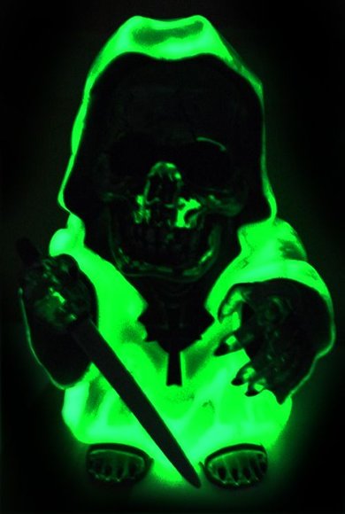 Dr. Mortality - Ghost figure by Horimana (Chris Trevino), produced by Secret Base. Front view.