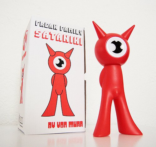 Sataniki  figure by Vonmurr (Maurycy Gomulicki), produced by Alimaña Toys. Packaging.