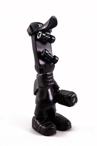 Skatebroke figure by Michael Lau, produced by Crazysmiles. Front view.