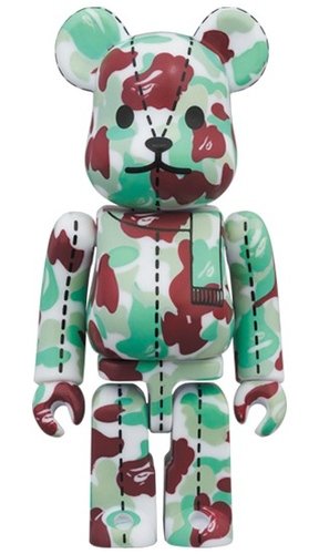 A BATHING APE 28TH ANNIVERSARY BAPE CAMO #1 BE@RBRICK 100% figure, produced by Medicom Toy. Front view.