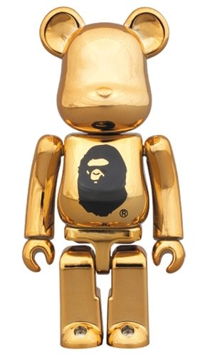 A BATHING APE(R) / NOWHERE 23rd anniv. GOLD BE@RBRICK figure, produced by Medicom Toy. Front view.