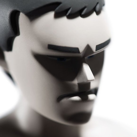 Flake, Fluid and Float - Cream edition. figure by Mark Landwehr X Sven Waschk, produced by Coarsetoys. Detail view.