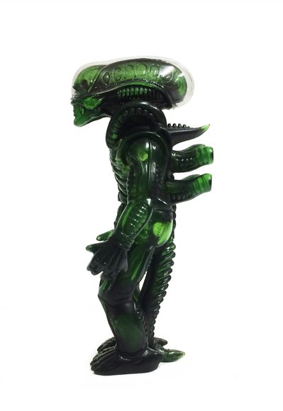 Alien (Green Version) figure by Secret Base X Super7, produced by Super7 X Secret Base. Side view.