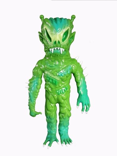 Alien Lazer figure by Michael Skattum, produced by Gums Productions. Front view.