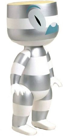 Alphabeast Calli: Silver Tokyo version + Print figure by Tim Biskup, produced by Toy2R. Front view.