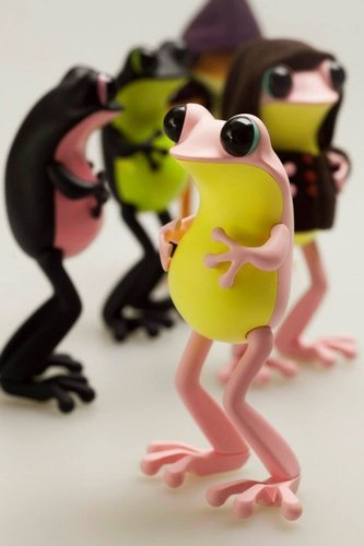 APO Frog - Strawberry Banana Split figure by Twelvedot, produced by Twelvedot. Side view.