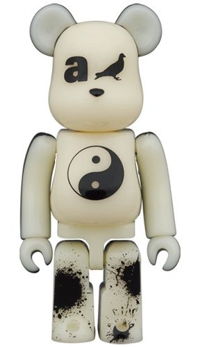 atmos × STAPLE #4 BE@RBRICK 100％ figure, produced by Medicom Toy. Front view.