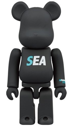 atmos × WIND AND SEA BE@RBRICK 100％ figure, produced by Medicom Toy. Front view.