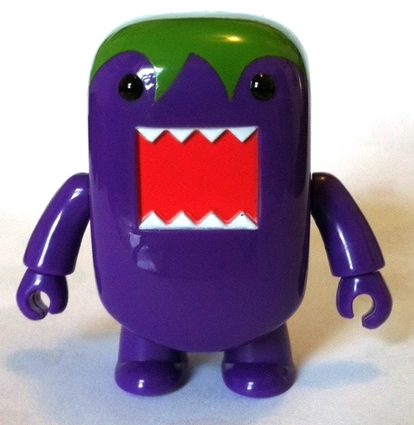 Aubergine Domo Qee figure by Dark Horse Comics, produced by Toy2R. Front view.