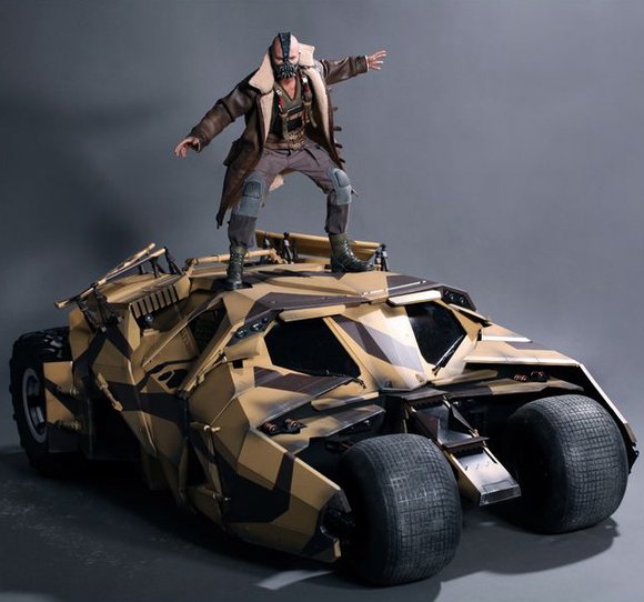 Bane figure by Kojun & Yulli, produced by Hot Toys. Front view.