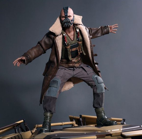Bane figure by Kojun & Yulli, produced by Hot Toys. Front view.