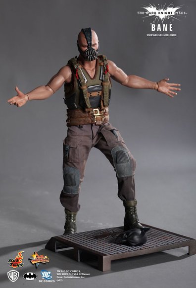 Bane figure by Kojun & Yulli, produced by Hot Toys. Front view.