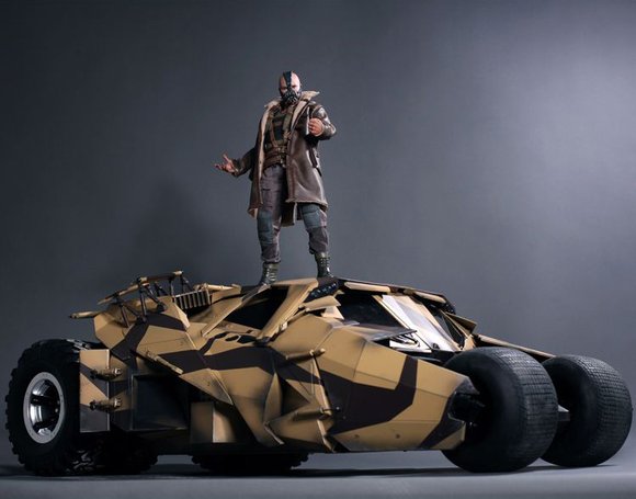 Bane figure by Kojun & Yulli, produced by Hot Toys. Front view.