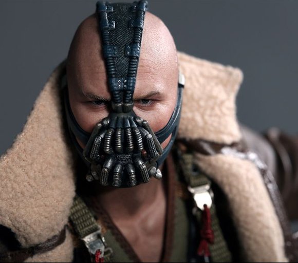 Bane figure by Kojun & Yulli, produced by Hot Toys. Detail view.