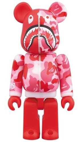 BAPE(R) CAMO SHARK BE@RBRICK figure, produced by Medicom Toy. Front view.