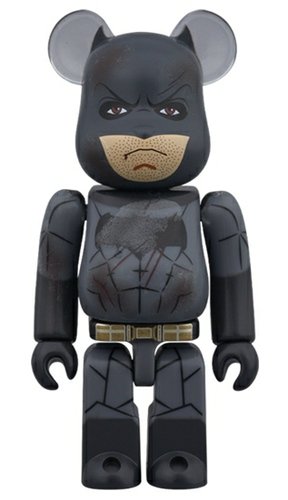 BATMAN (DAMAGE Ver.) BE@RBRICK figure, produced by Medicom Toy. Front view.