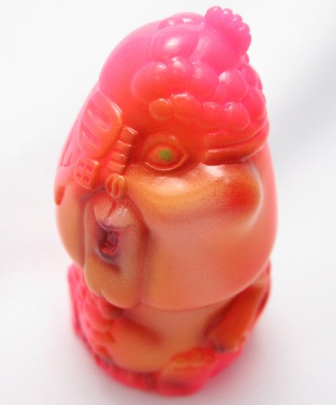 Mini Chaos figure by Atom A. Amaresura, produced by Realxhead. Side view.