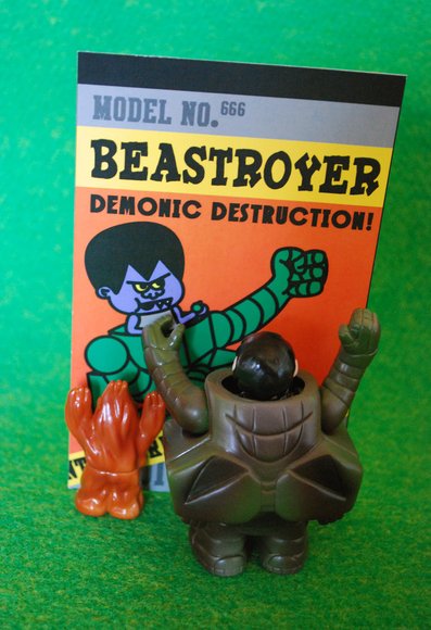 BEASTROYER figure by Rampage Toys X Realxhead X Onell Design X The Tarantulas, produced by Rampage Toys. Packaging.