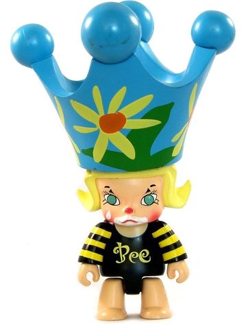 Bee Bee Molly figure by Kenny Wong, produced by Toy2R. Front view.